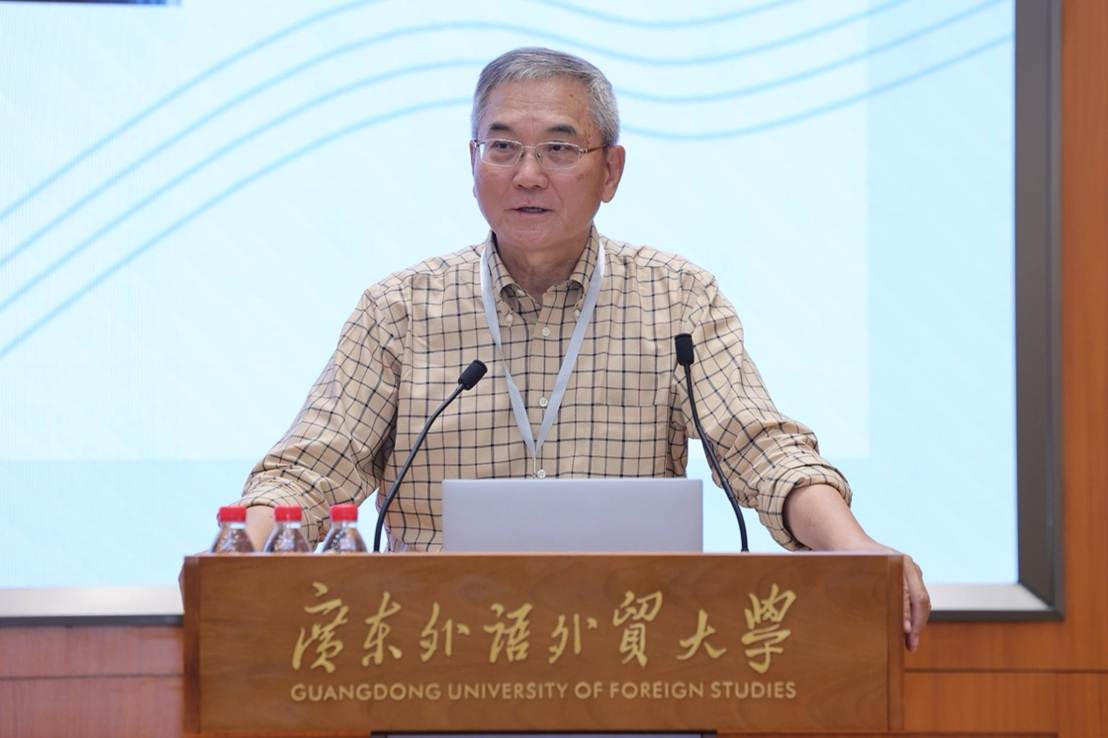 男人的照片上写着字 描述已自动生成